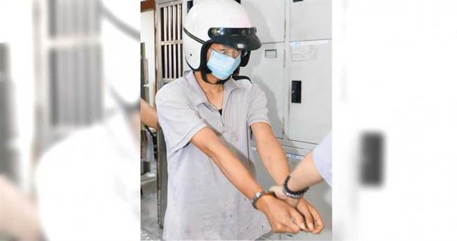 赖亚生前年5月刺死妹妹工作处的牙医师王冠中并刺伤2名护理师，被当场逮捕。（图／报系资料照）