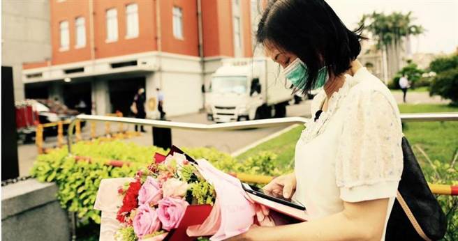 王冠中遗孀曾手持康乃馨赴总统府陈情，希望能补齐社会安全网漏洞，别再有善良的人遭凶手泄愤杀害。（图／家属提供）