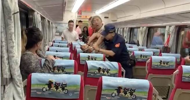 郑姓男子前年杀死铁路警察李承翰，一审时竟被判无罪释放，将大眾对司法的不信任推到最高点。（图／翻摄爆料公社）