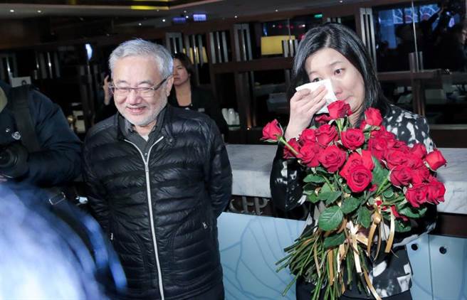 六福集团董事长庄丰如表示，六福皇宫营运绩效名列全台饭店前十强，但20年来只有2年赚钱，其他都在赔钱，2018年熄灯记者会上集团总裁庄秀石(左)与女儿庄丰如离情依依。（图／报系资料库）