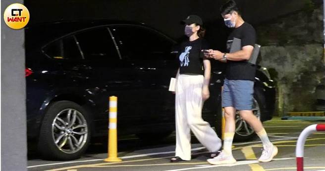 陈乔恩与男友Alan月初被本刊直击一同外出用餐，屡被爆料怀孕的她下盘略显丰满。（图／本刊摄影组）