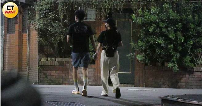 小俩口虽然交往两年，但感情一直很不错，走在路上手也都牵牢牢。（图／本刊摄影组）