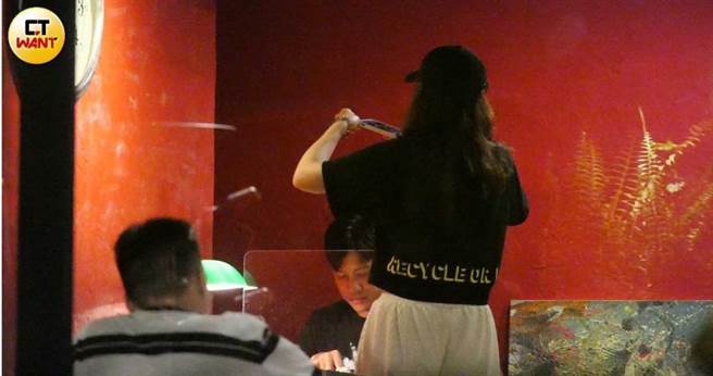 习惯「手机先吃」的陈乔恩，拍食物拍了好一会儿才开始用餐。（图／本刊摄影组）