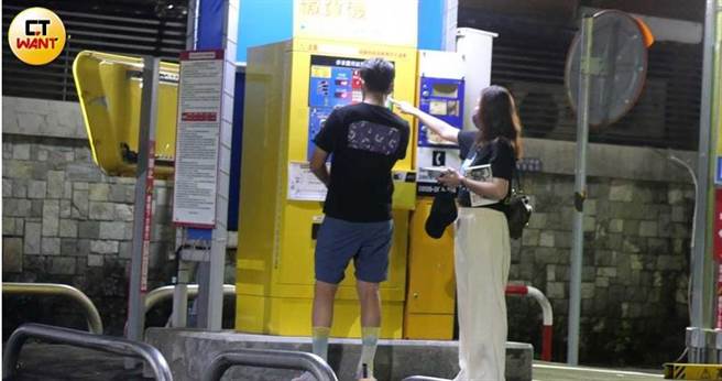 吃饱喝足的两人去停车场牵车离开。（图／本刊摄影组）