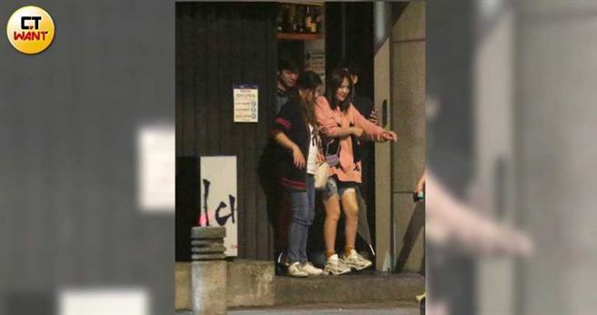 本刊去年底曾直击陈乔恩与男友及友人餐叙小聚，离开餐厅时略显微醺模样。（图／本刊摄影组）