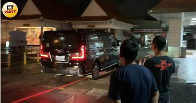 龙劭华的灵车于15日凌晨抵达高雄市立殡仪馆。（图／宋岱融摄）