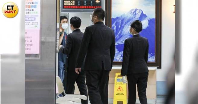 殡葬业者在龙劭华家属的要求下，漏夜赶到医院接大体并处理后事。（图／宋岱融摄）