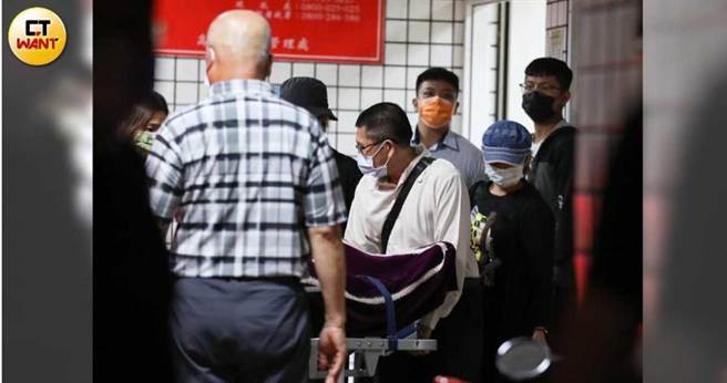 「下车啰！」龙劭华亲友扶灵下，悲痛喊着。（图／宋岱融摄）