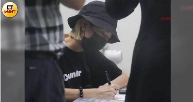 龙劭华女儿陈璇出面处理所有文件作业。（图／宋岱融摄）