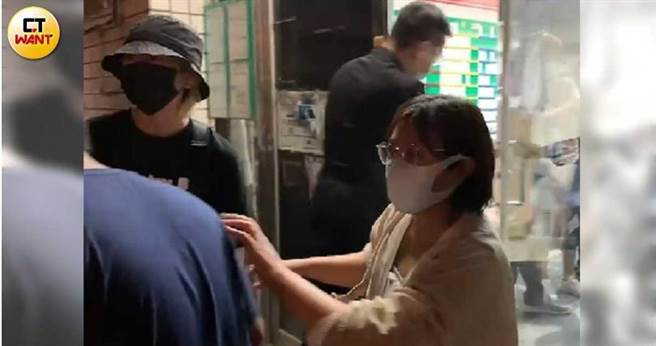 龙劭华的经纪人（右）不断护着陈璇（左）。（图／宋岱融摄）