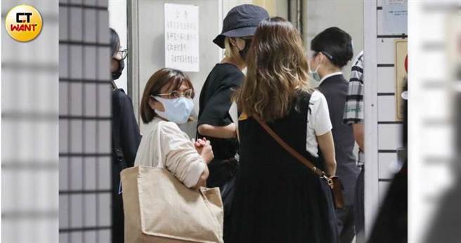 龙劭华的经纪人（左）与眾多亲友一路随行到殡仪馆。（图／宋岱融摄）