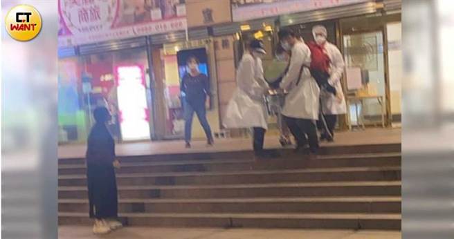 龙劭华14日被发现倒卧在房中，紧急送往高雄阮综合医院。（图／宋岱融摄）