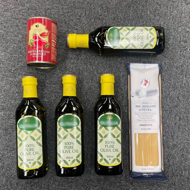 中广董事长赵少康赠送自家小编的「特别的中秋礼盒」内容物。（图／取自脸书粉丝专页「康编碎碎念」）