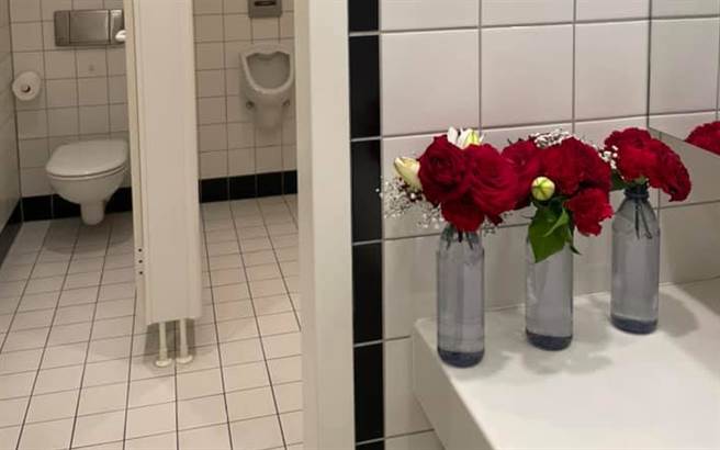 朱學恒送給駐德代表謝志偉的花藍，被從垃圾桶撿出來擺放在廁所。（圖／摘自謝志偉臉書）