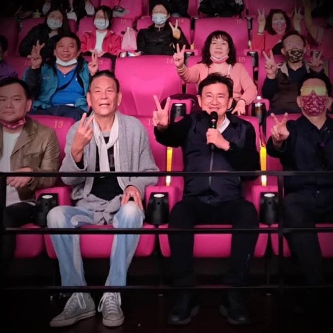 立委黃國書（前排右二）10多年前曾協助龍劭華（前排右三）尋找失散多年的母親。（圖／摘自黃國書臉書）