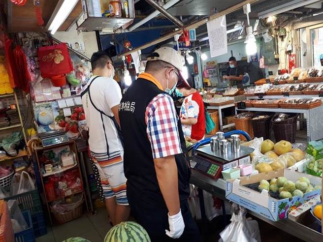 中秋節前夕，經濟部標準檢驗局到全國市場抽查磅秤有無偷斤減兩，不合格率僅萬分之4。(圖／標檢局提供)