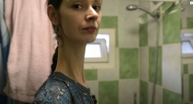 克里米亚半岛一名女子罹患遗传性疾病「马凡氏综合症」，导致她的身高非常高，就连脖子也特别长。(图翻摄自/YouTube/truly)