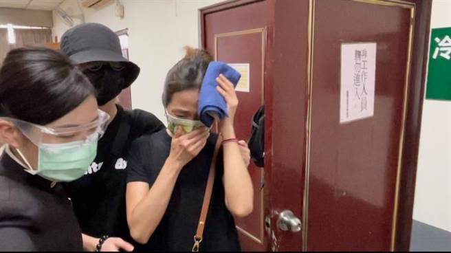 艺人龙劭华遗体15日上午进行相验，过程仅15分钟，妻子全程掩面哭泣，由儿子搀扶。（洪浩轩摄）