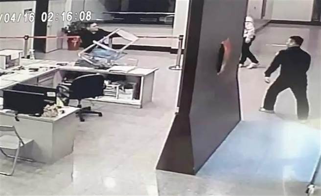 松山男子徐權等10名黑衣人今年4月夜襲松山警分局中崙派出所引發「松山之亂」。（本報資料照片）