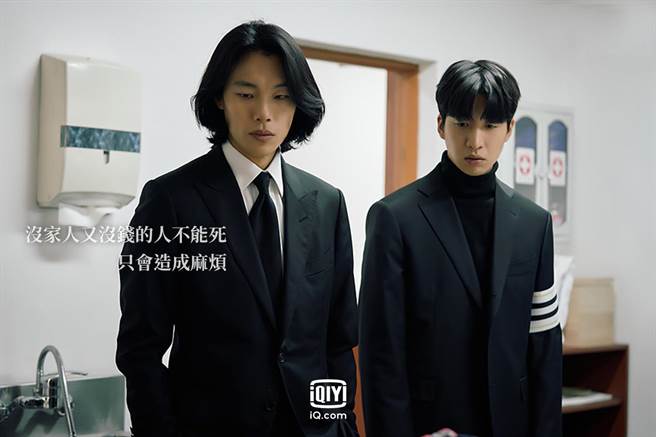 柳俊烈扮演的27岁青年，认为「钱」就代表一切。（爱奇艺国际站提供）