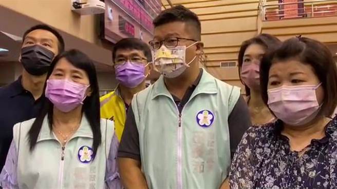 嘉义市政府民政处长刘美凤、建设处长田长沛说明发放现金的作业规画。（廖素慧摄）