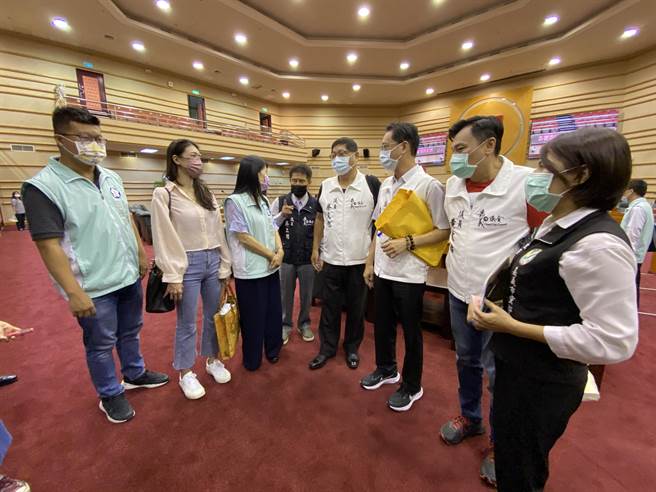 嘉义市政府民政处长刘美凤与市议员们会后讨论发放现金的作业规画。（廖素慧摄）