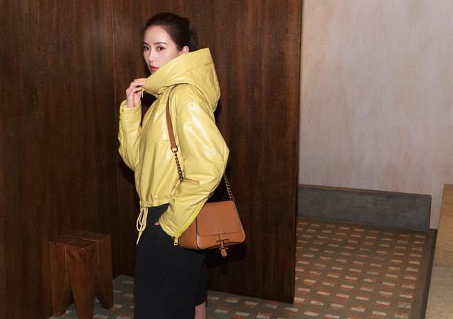 义大利精品Tod’s请来品牌代言人肖战、刘诗诗演绎2021秋冬系列广告，打造完美的义式风格影像。