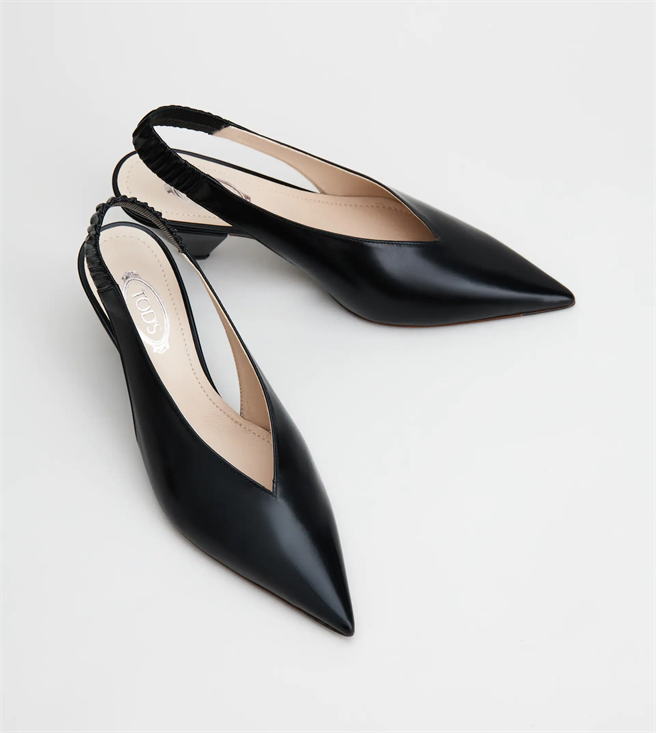 Tod&#8217;s Tacco优雅黑色尖头跟鞋NT23000元。