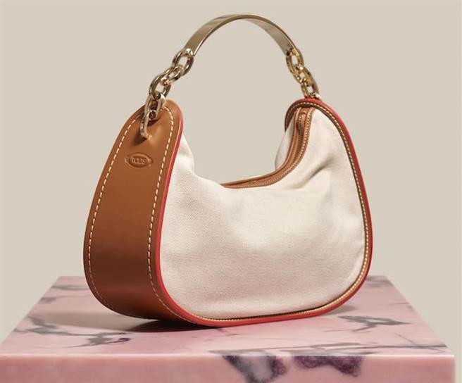 Tod&#8217;s APB帆布拼接肩背包NT65600元。