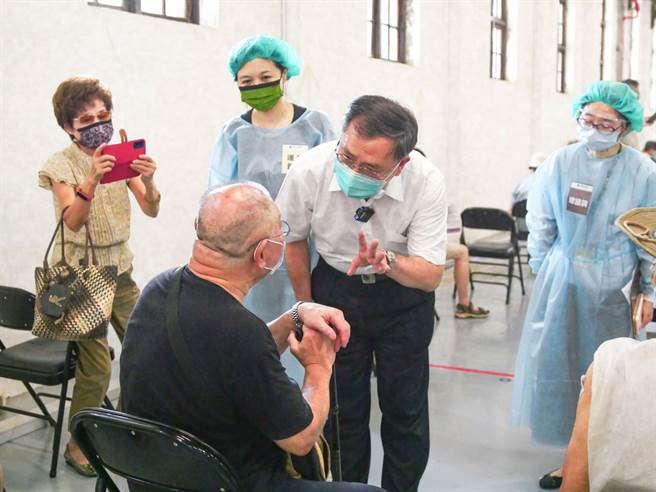 北市副市長蔡炳坤視察長者施打疫苗情形。（北市府提供／楊亞璇台北傳真）