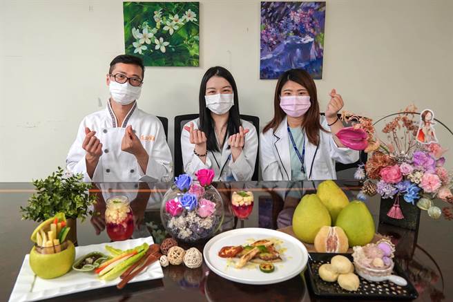 中醫大新竹附醫營養師黎姵吟（右至左）、黃琳惠及主廚何文正，推柚子料理簡單做。（羅浚濱攝）