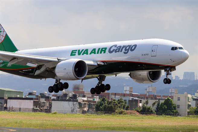 南跑道10时准时开放使用后，首架航班为长荣航空BR-6030航班（机型：B777-200）于10时07分顺利降落。（陈麒全摄）