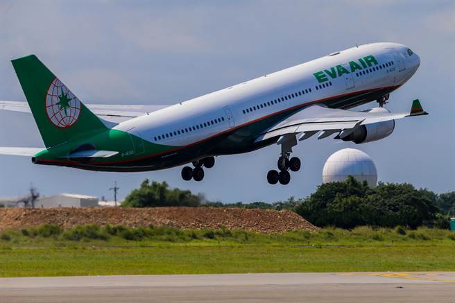 长荣航空林姓机师（案16120）违反检疫规定，跑出去与友人聚餐，又隐瞒身体不适，因此遭开除。交通部民用航空局完成调查，对该机师开罚40万元，也对长荣督导不周，罚款200万元。（资料照／陈麒全摄）
