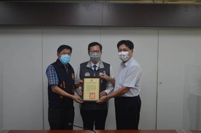 警大校長陳檡文（右）致贈感謝狀予鄭文燦市長(中)及中壢仁海宮董事長王介禧(左)。(戴志揚翻攝)