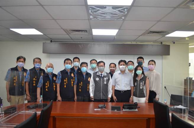 桃園鄭文燦市長、中壢仁海宮王董事長介禧、警大校長陳檡文及與會人員共同合影。(戴志揚翻攝)