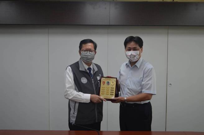 警大校長陳檡文（右）致贈感謝狀予鄭文燦市長(左)。(戴志揚翻攝)