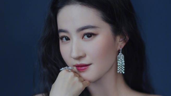 網友日前在北京商場上巧遇野生劉亦菲，私下真實的面貌全被拍。（圖／微博@劉亦菲）