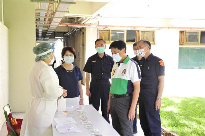 警大校長陳檡文巡視快篩執行狀況，並感謝協助之台北榮總桃園分院醫務人員。(戴志揚翻攝)