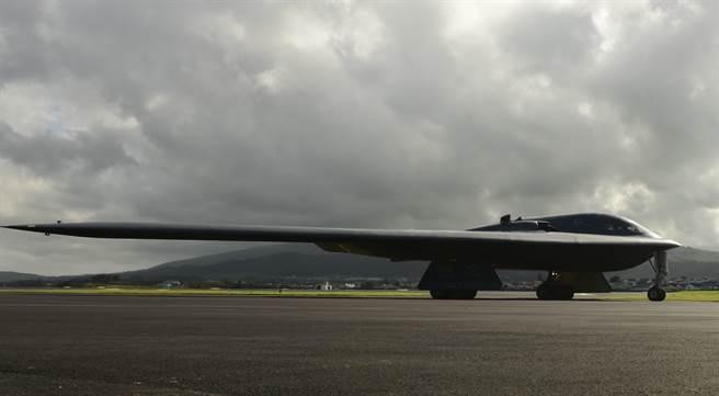 B-2「幽靈」（Spirit）轟炸機在密蘇里州懷特曼空軍基地（Whiteman Air Force Base）的資料照。（美國空軍）