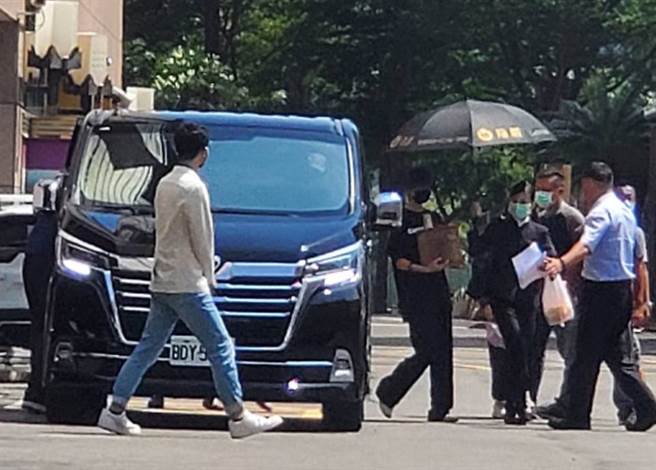 龙劭华家属完成相验程序后，于上午11时10分许与龙劭华遗体一同离开殡仪馆，过程中，儿女呼喊「爸爸上车了，爸爸回家了」场面相当哀戚。(图/刘宥廷摄)