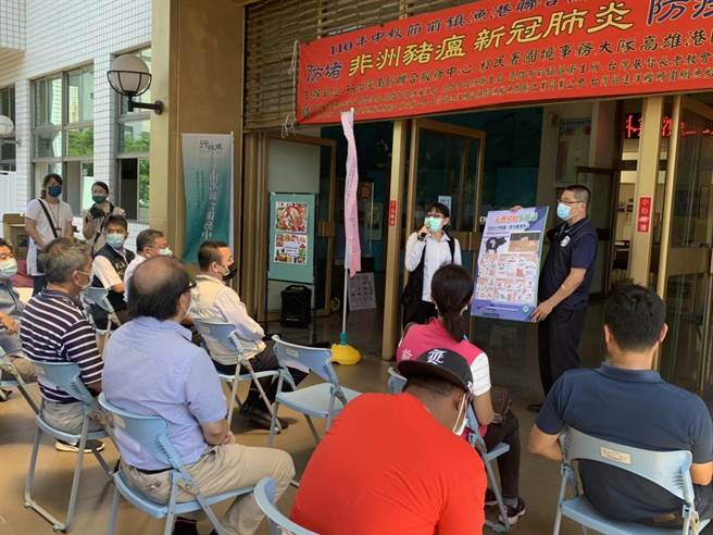 秋節前夕，行政院南服中心攜手移民署關懷前鎮漁港外籍船員。（柯宗緯翻攝）