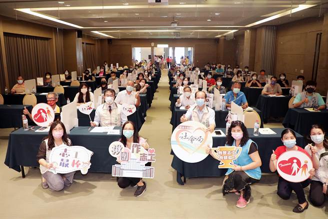台南市政府代表衛福部表揚去年榮獲衛生福利志願服務金質徽章獎的52名志工，感謝他們無私的奉獻。（社會局提供／洪榮志台南傳真）
