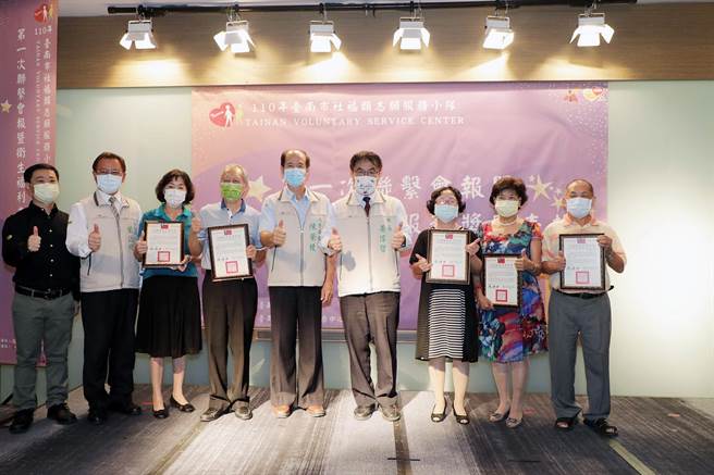 台南市長黃偉哲代表衛福部表揚榮獲衛生福利志願服務金質徽章獎的志工。其中，安南區安和社區發展協會志工黃振和（右一）服務時數高達5215小時。（社會局提供／洪榮志台南傳真）