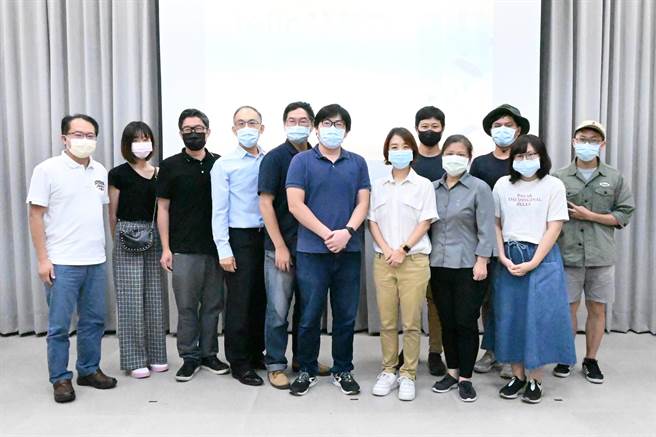 新竹市议员李妍慧（右三）近日与清华大学、「Chimes AI」创办人谢宗震共同办理1场智慧城市治理座谈会，畅谈智慧城市治理的崭新观点。（李妍慧提供／陈育贤新竹传真）