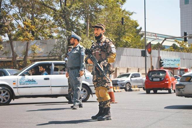 阿富汗塔利班臨時政府才上路，就已爆發內訌。圖為阿富汗喀布爾的街頭。（新華社）