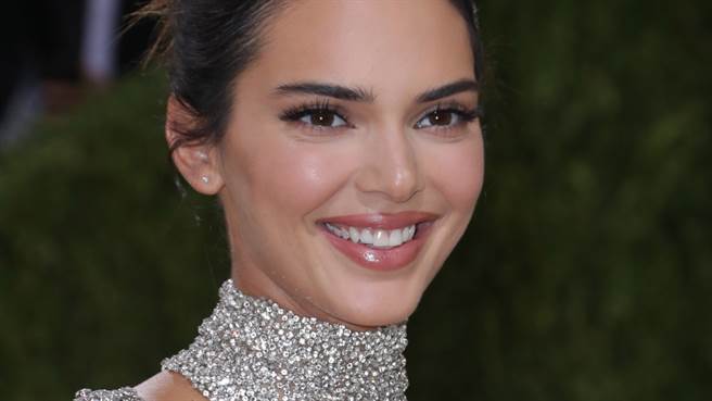 坎达儿珍娜（Kendall Jenner）昨日受邀登上2021 Met Gala的红毯，并在个人IG上晒出特写镜头，让粉丝全暴动。（图／达志影像）