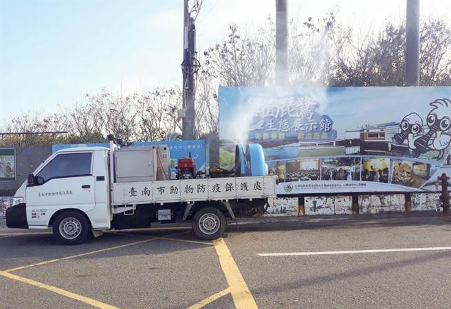 消毒车到溼地保护区喷雾消毒。（台南市政府农业局提供／张毓翎台南传真）
