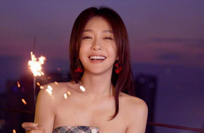 野生秦岚现身露台玩仙女棒。（图／取材自秦岚微博）