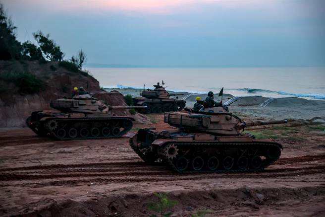 金防部M60A3戰車車身塗上棕紅色紅土，以融入金門多處海灘常見的紅土層地景。（金防部提供）