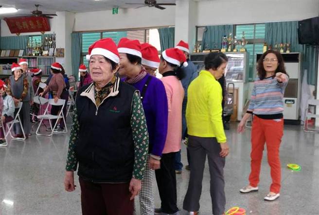 高齡85歲的台南市西港區慶安社區發展協會志工邱黃梅（前）榮獲衛生福利志願服務金質徽章獎。（社會局提供／洪榮志台南傳真）
